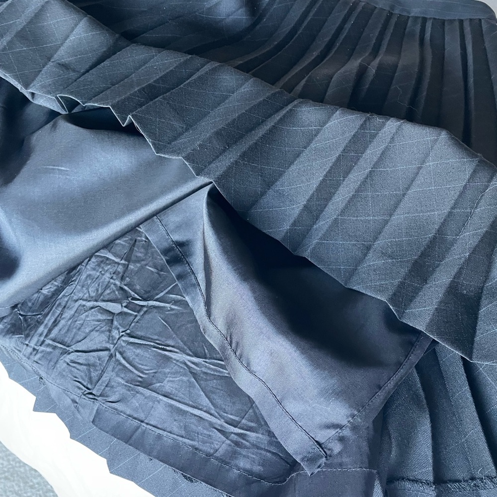 Black Pleated Knee-Length Skirt | LOFT | Size 2 Petite - Picture 9 of 12